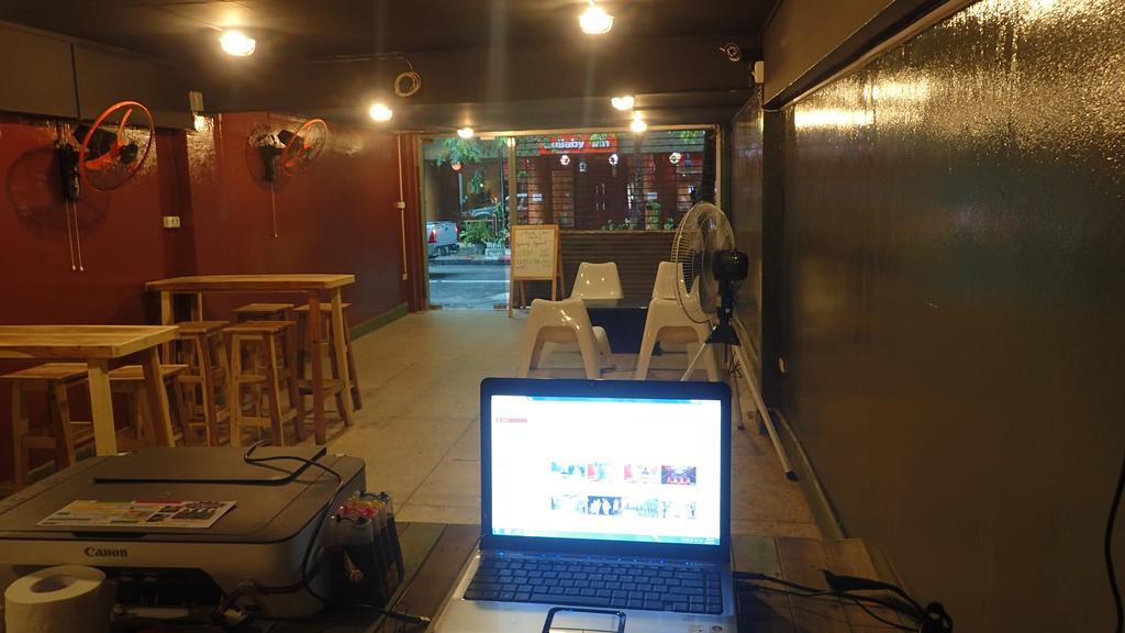 Wacky Fun Party Hostel Bangkok Exterior foto